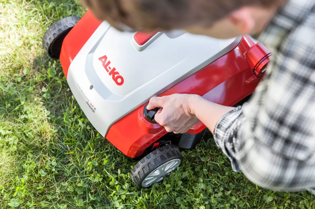 AL-KO Elektro Vertikutierer / Lüfter Combi Care 36 E Comfort AB 36cm AL-KO Elektro Vertikutierer / Lüfter Combi Care 36 E Comfort AB 36cm -Reinigungsgeräte Laden 4d8ed518168033875823d4b2f28305e7